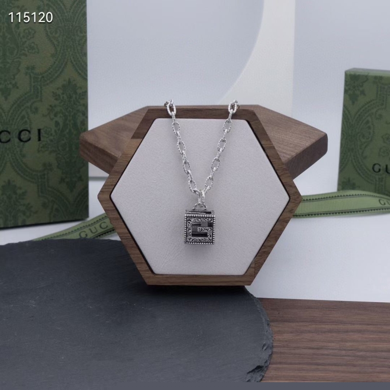 G*u*i necklaces